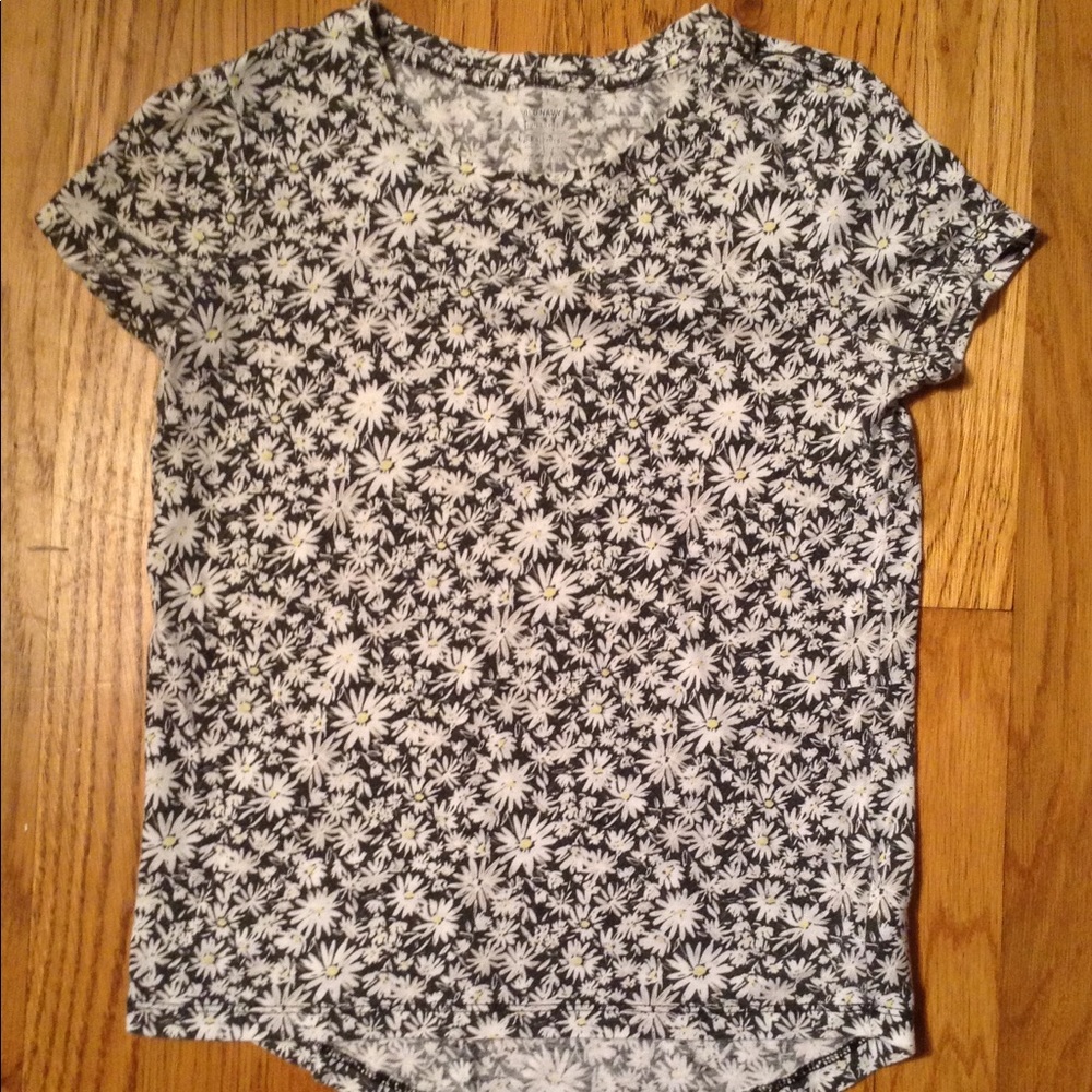 Old Navy black & white flower short sleeve tee